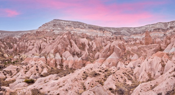 Photo pink light on hilltops